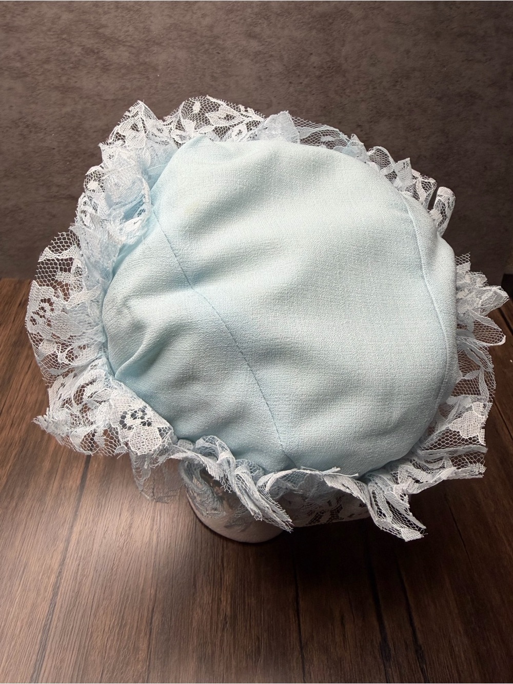 Vintage 1950s Light Blue Baby pillbox Bonnet with White Lace Ruffle Trim - Picture 5 of 9